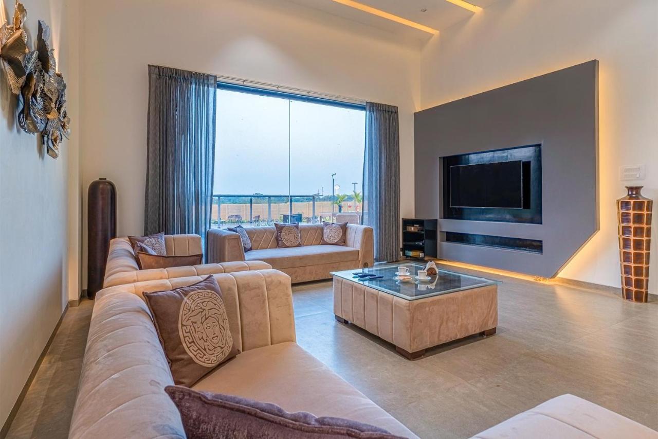 Stayvista'S Le Bon Horizon - Hillside Elegance With Chic Interiors, Poolside Serenity & Picturesque Gazebo - Proximity To Sula Nashik Exterior foto